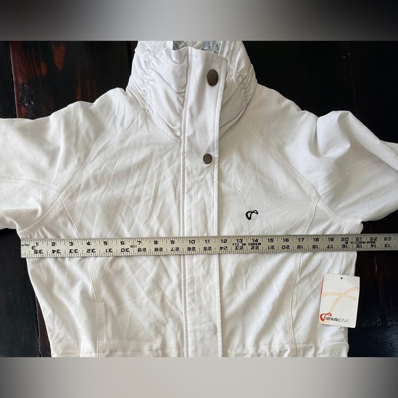 Athletic DNA NWT White Windbreaker w/
Hood, zips & snaps…toggles at waist
Med - Picture 12 of 14